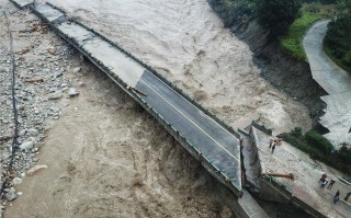 丹巴泥石流生死一线间