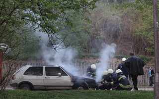 搅拌车鸣笛闯红灯撞碎轿车事件始末，安全意识何在？