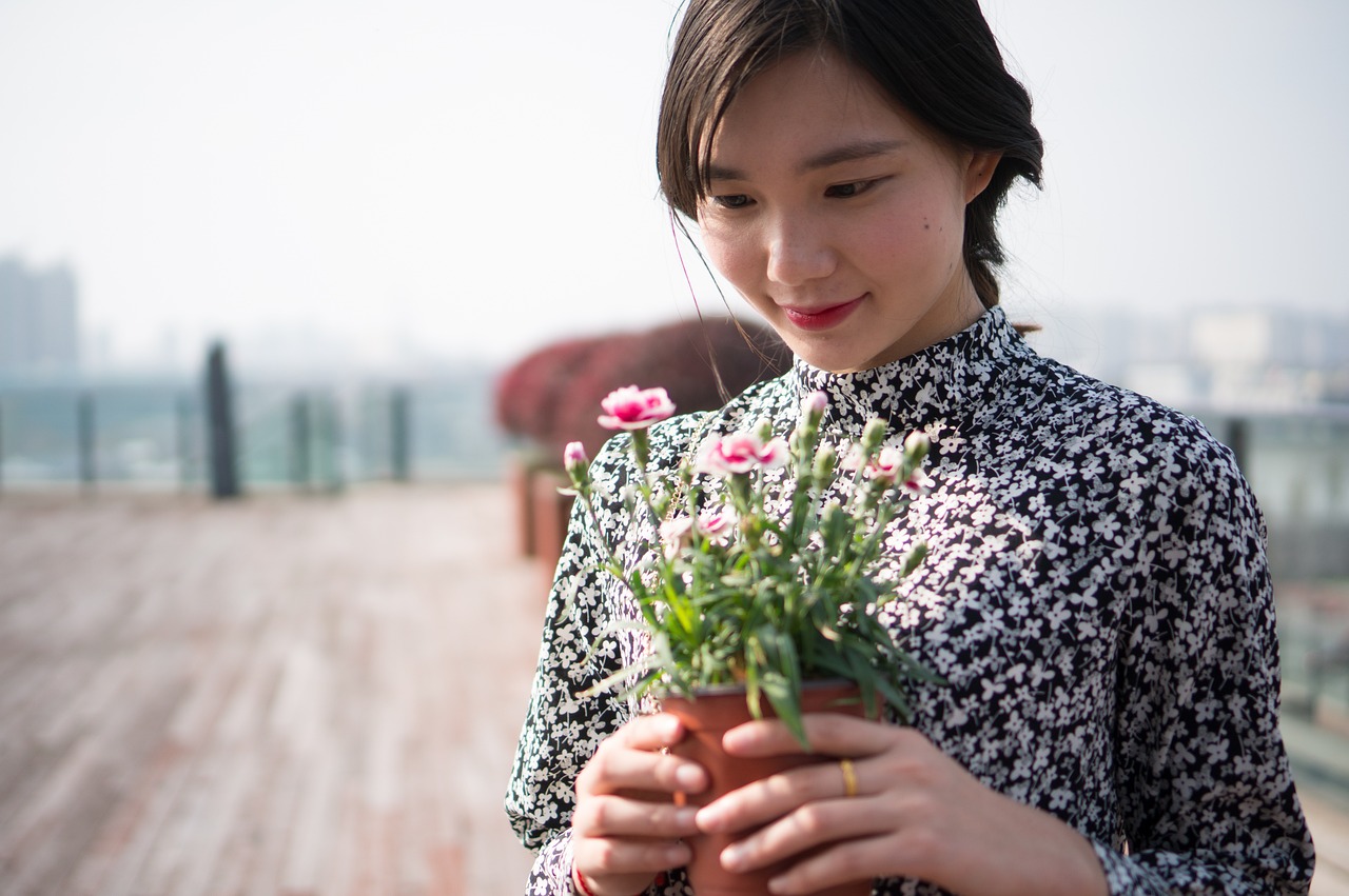 碎花裙女生拼尽全力敲打行凶者-第1张图片-高峡链闻网